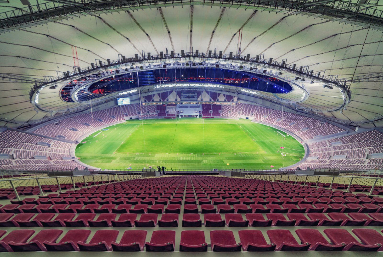 Стадион с фторопластовой крышей в Катаре